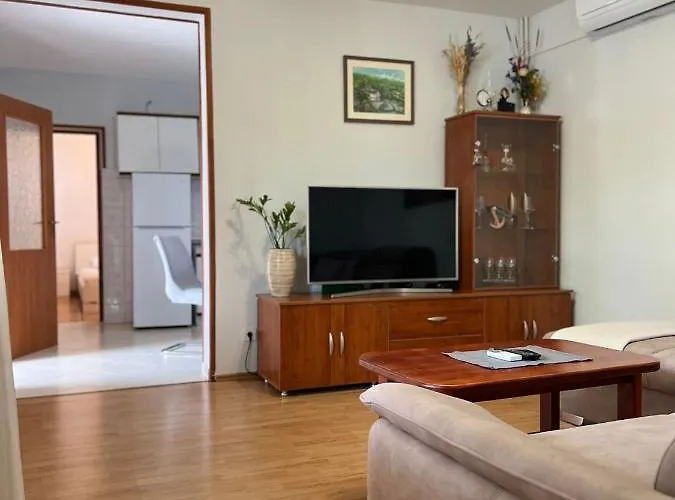 Lara Apartman *